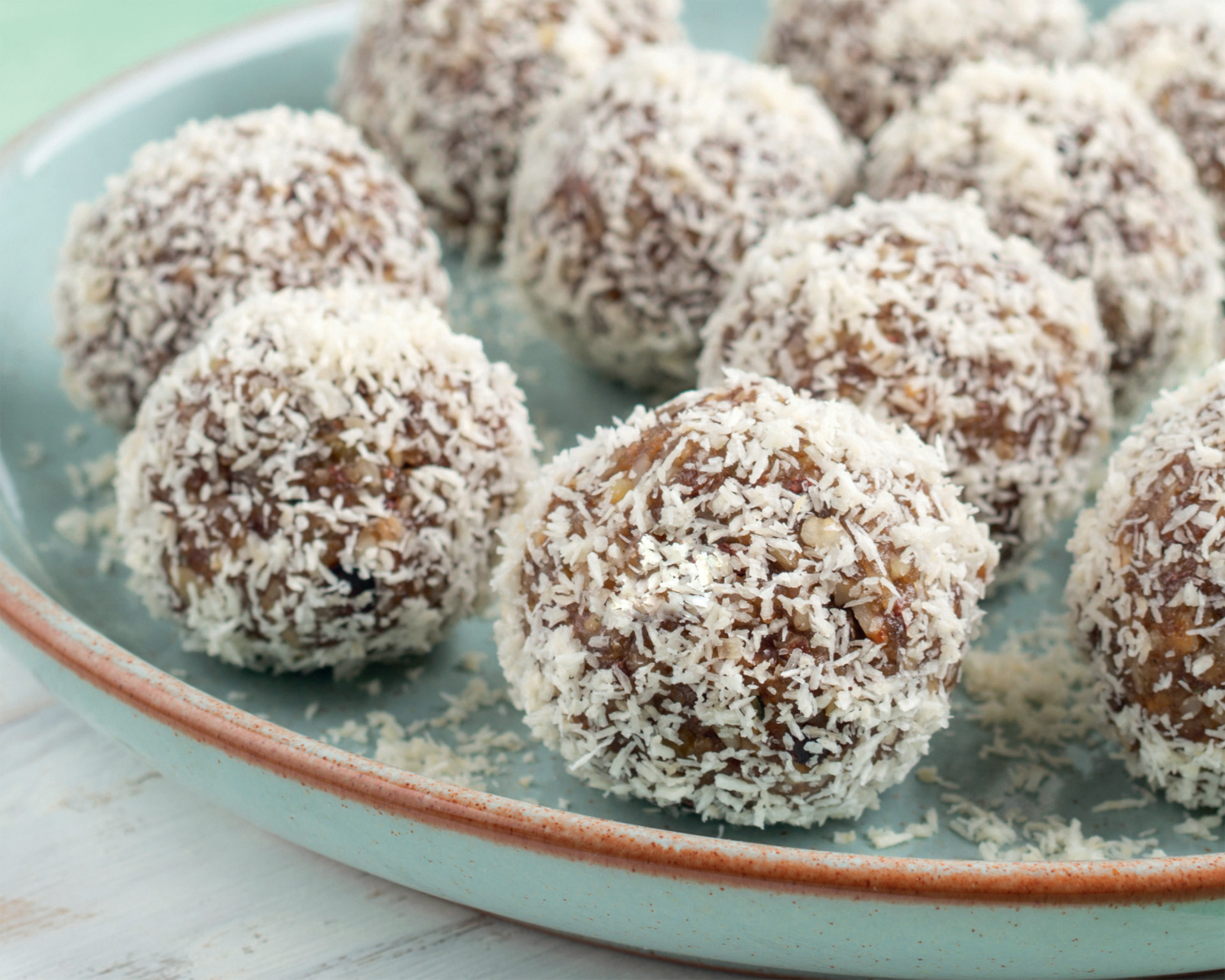 Energy Balls auf einem Teller